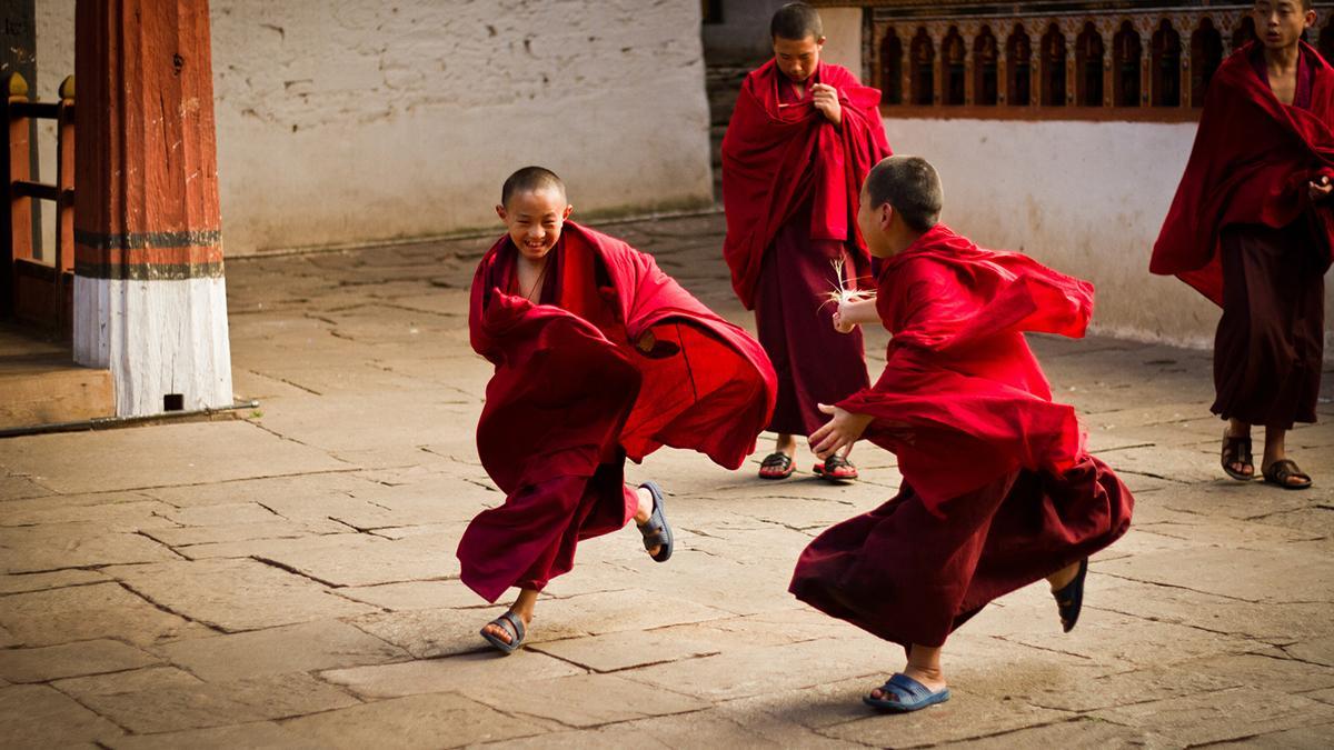 La vida monástica forma parte esencial de la identidad butanesa y se deja ver en templos, dzongs y monasterios.