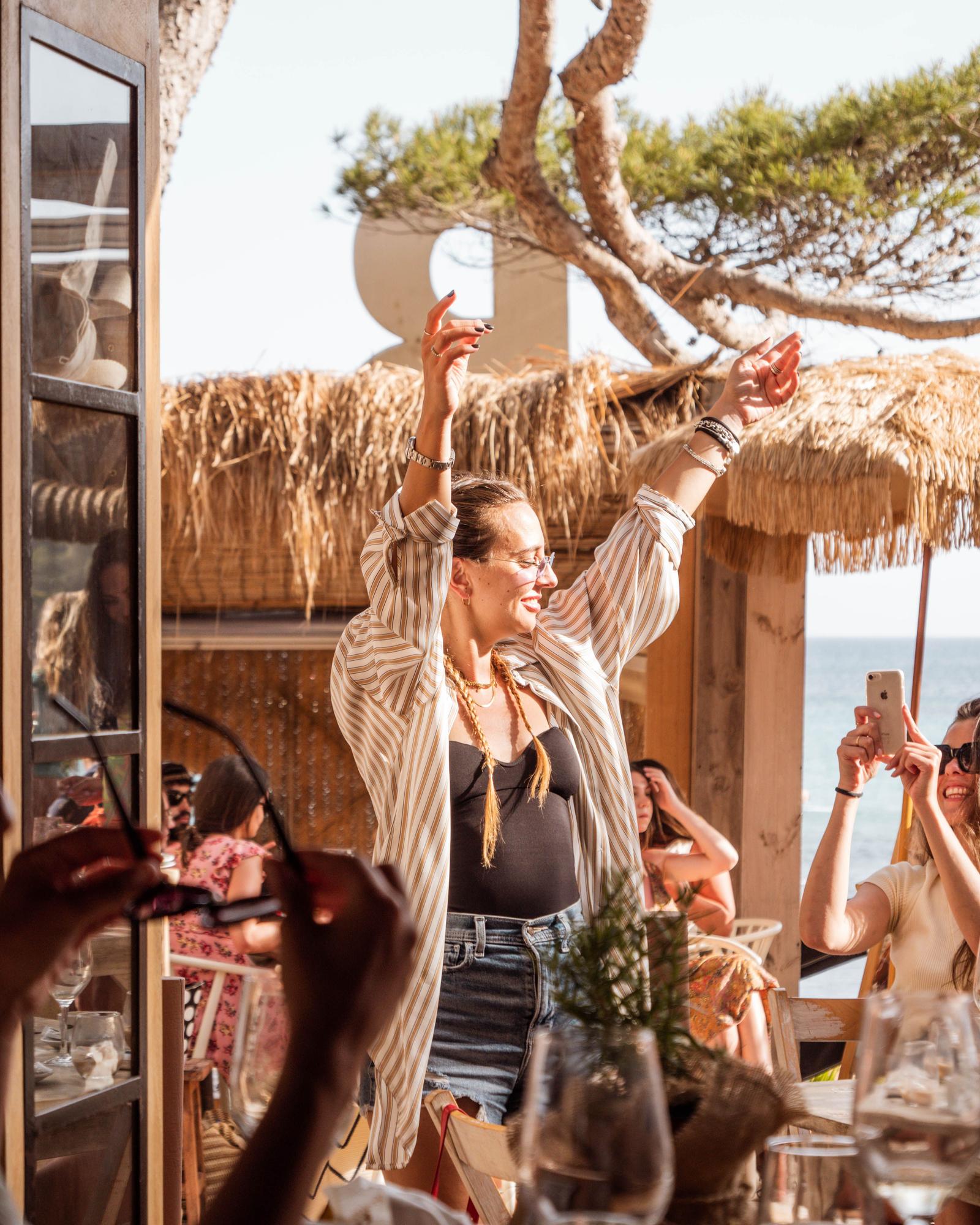 El buen ambiente y la diversión están asegurados en Beso Beach Ibiza.