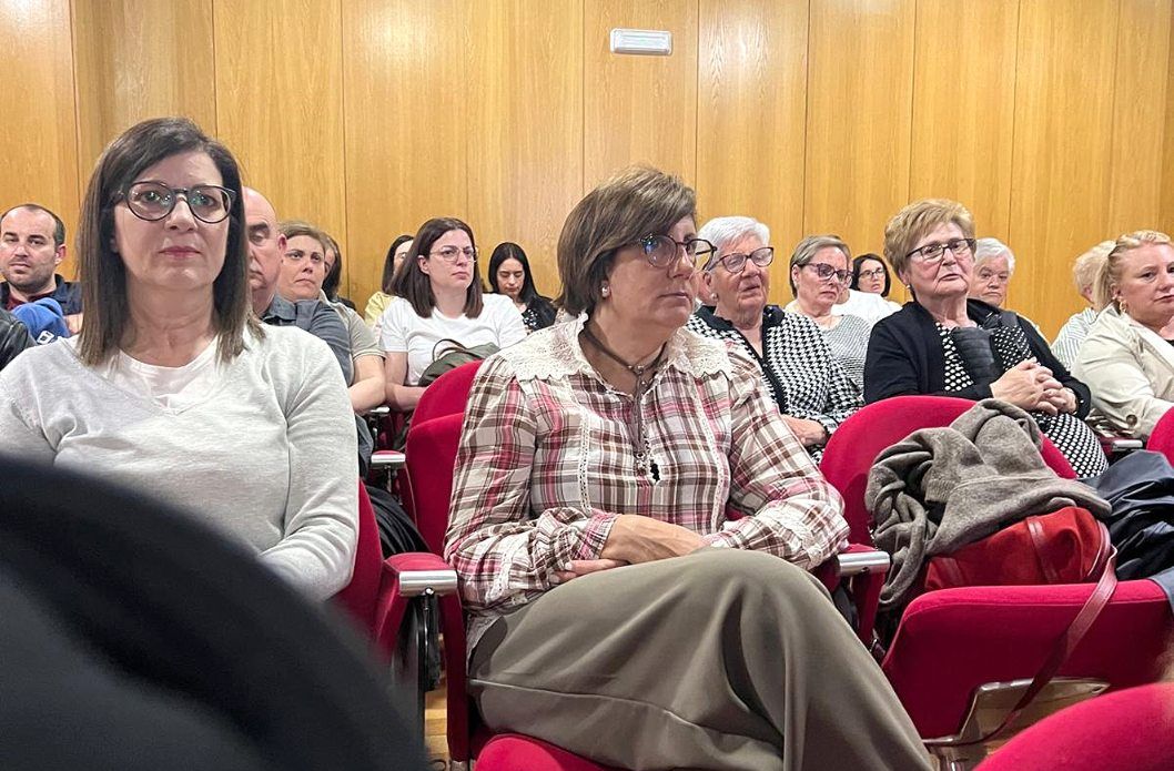 El acto de presentación de «As trobadoras silenciadas», segundo poemario de la viguesa Clara Pino, con ilustraciones de la valguesa Ángeles Garrido.