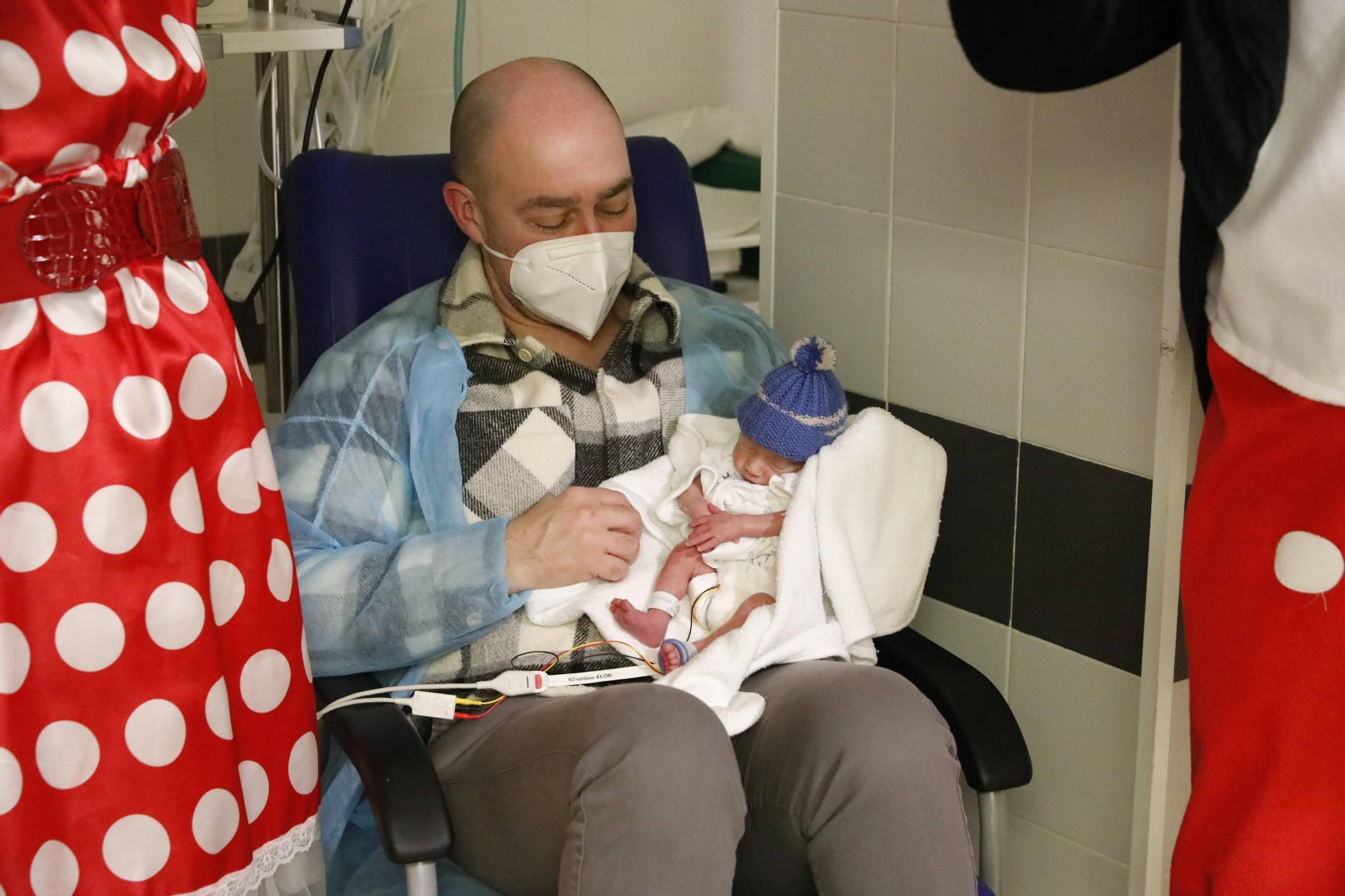 Así fue la visita de Mickey y Minnie Mouse al Hospital de Cabueñes (en imágenes)