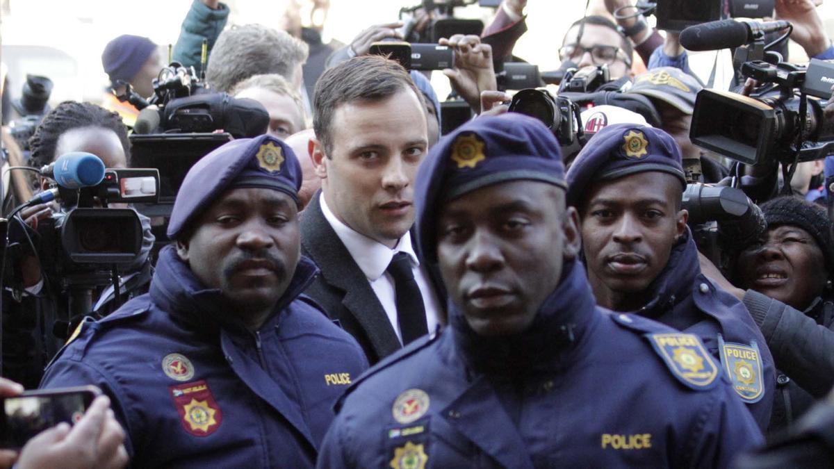 L'atleta Oscar Pistorius surt de la presó gairebé onze anys després de matar la seva parella