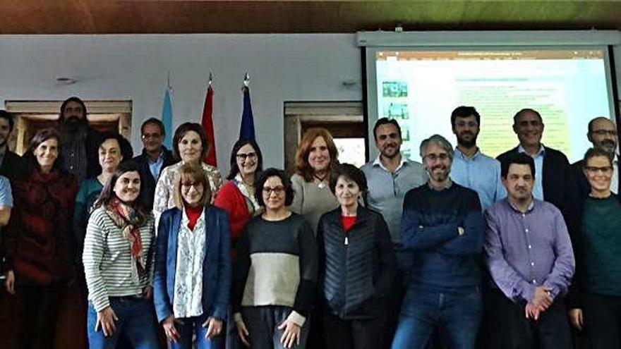 Foto de familia de los componentes de la plataforma interdisciplinar Alcinder.