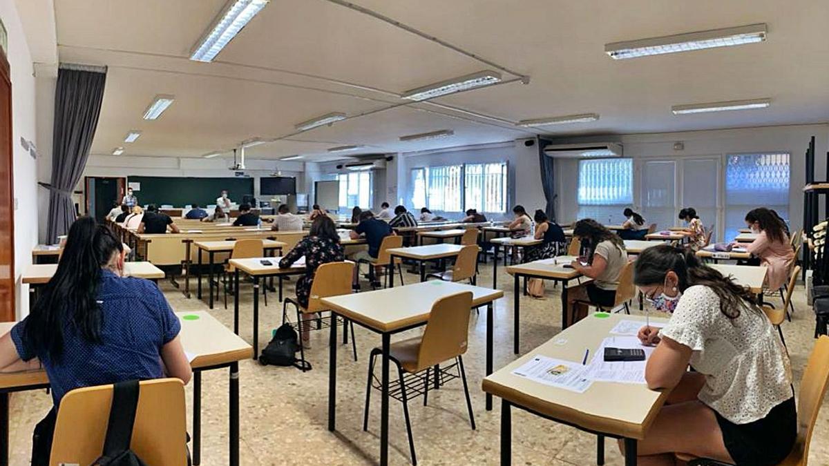 Alumnos de la UNED realizando exámenes en el aula del centro de Zamora. | UNED