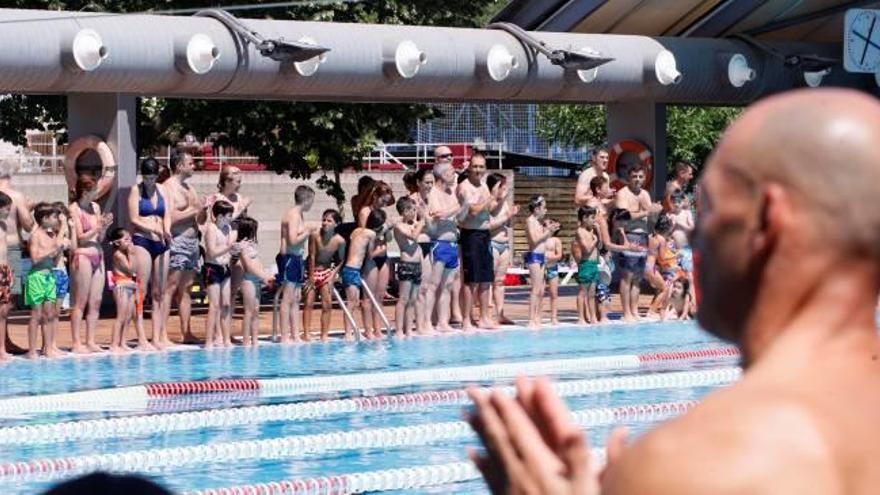 Desenes de persones van mullar-se a l&#039;acte central de la campanya a la piscina del GEiEG.