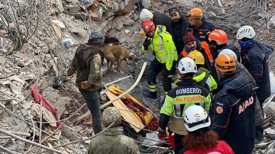 Bomberos de la provincia de Alicante a la búsqueda de supervivientes en el terremoto de Turquía