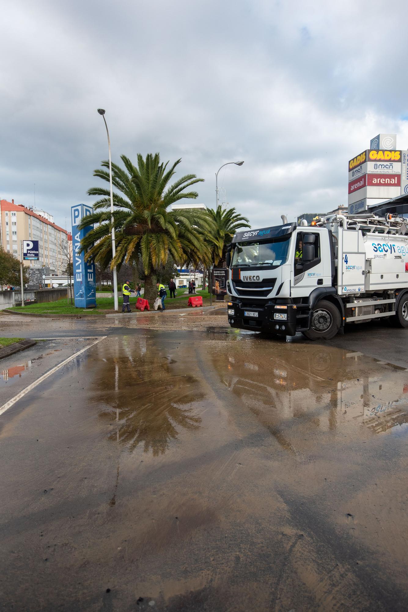 La rotura de una tubería obliga a cortar el tráfico en Monelos