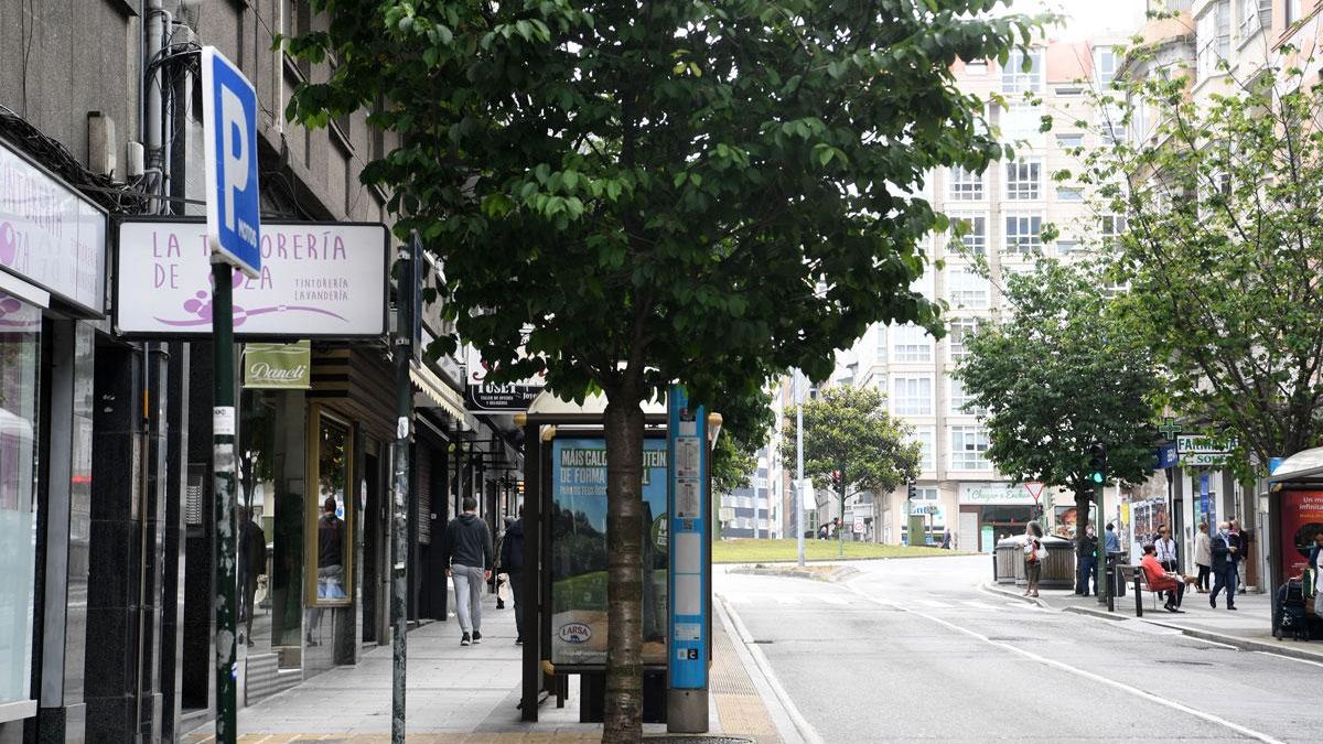 Comercios en avenida de Oza, en el barrio de Os Castros.