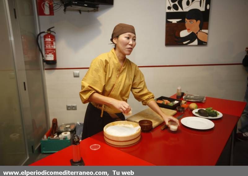 GALERÍA DE FOTOS -- La reconocida cocinera japonesa Taka Sasaki triunfa con su taller de cocina en Vila-real