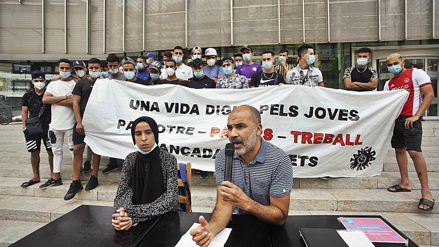 Mostafà Shaimi, amb el micròfon, davant bona part dels participants en la Tancada per Drets.