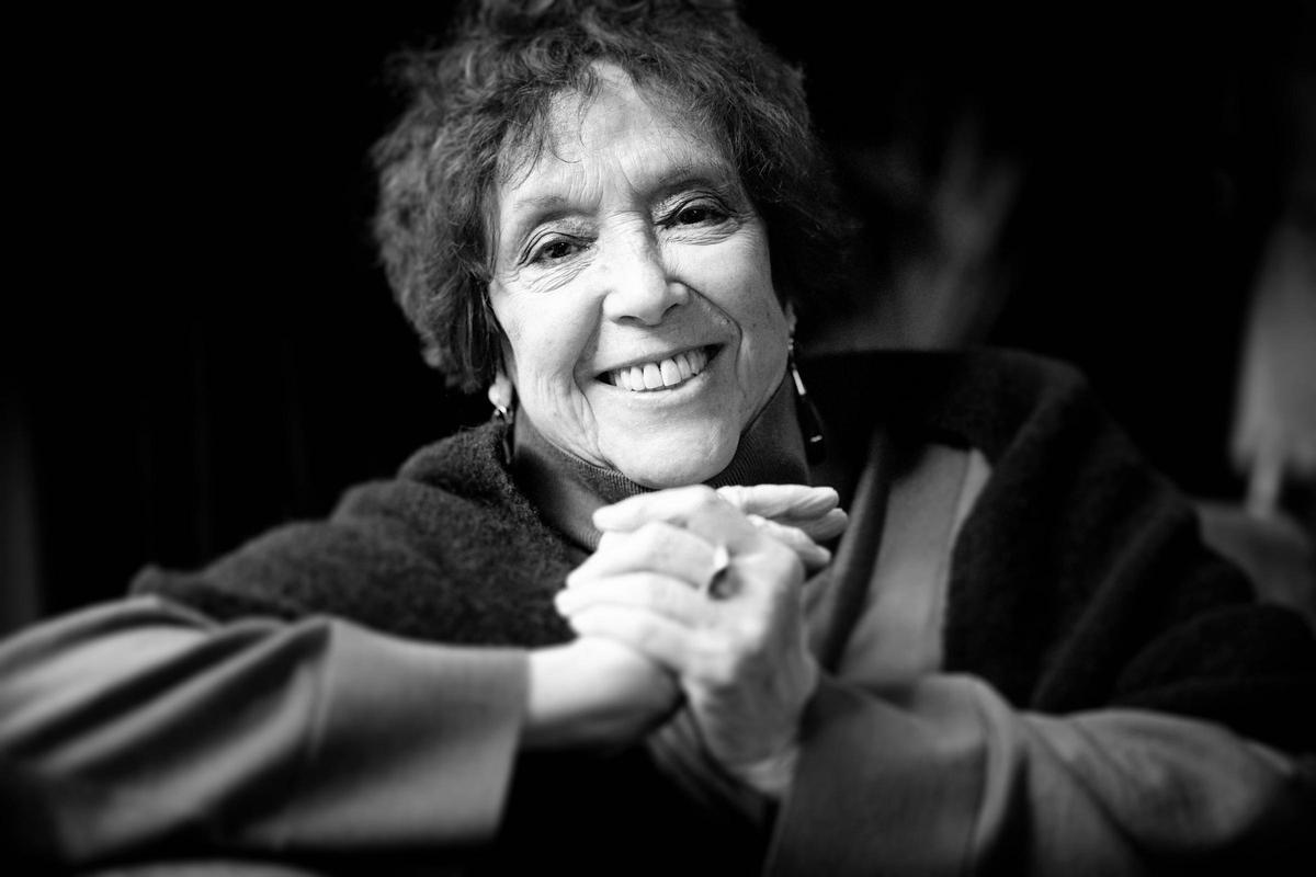 Maruja Torres, fotografiada en la bibilioteca del Hotel Meliá Casa de las Artes, en Madrid.