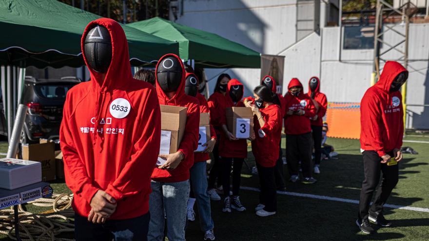 Integrantes de la comunidad coreana en Catalunya organizan un 'Juego del calamar' en Barcelona