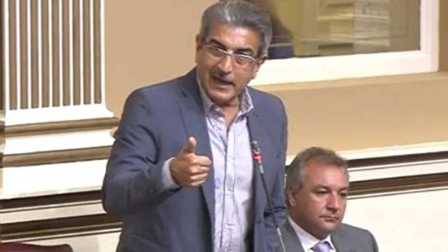 Román Rodríguez, ayer en una intervención en el pleno del Parlamento.