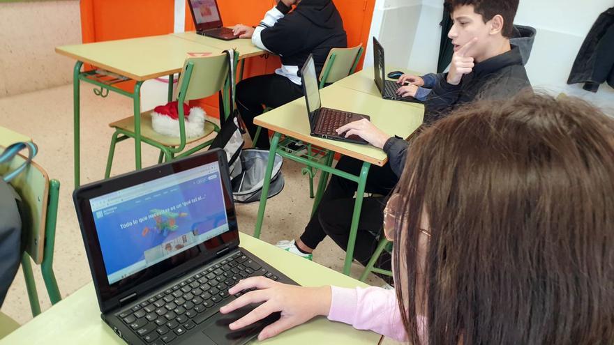 Alumnos del IES de Teis con sus ordenadores  en el aula.   | // MARTA G. BREA