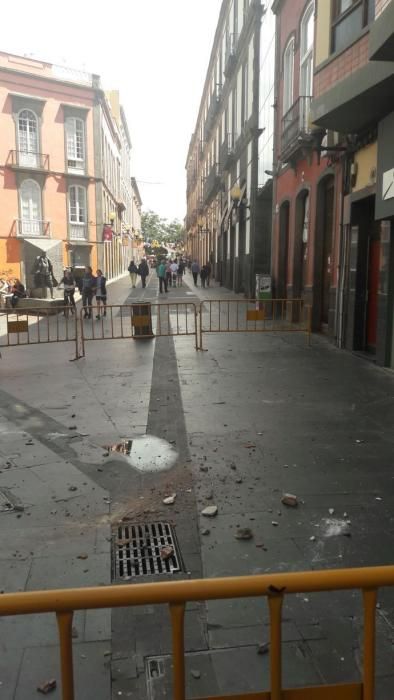 Caen trozos de  la fachada de un edificio de Triana