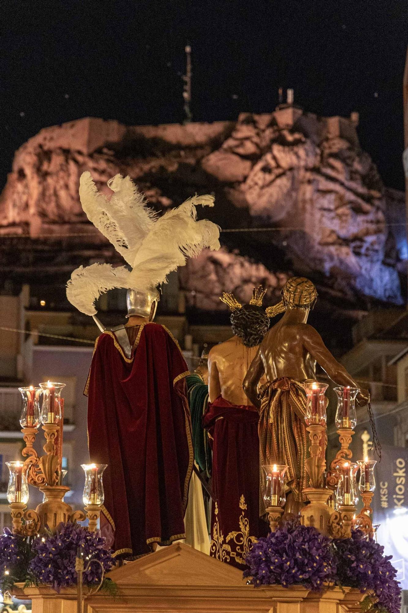 El frio no desluce las procesiones del Martes Santo en Alicante