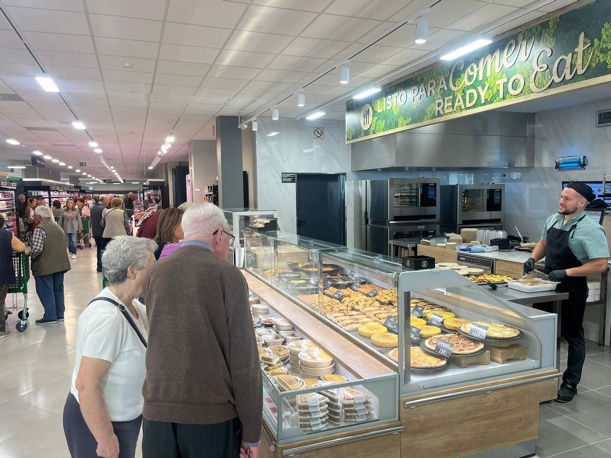 El nuevo supermercado de Mercadona en Torre del Mar incluye una sección de platos cocinados listos para comer incluso en el propio establecimiento.