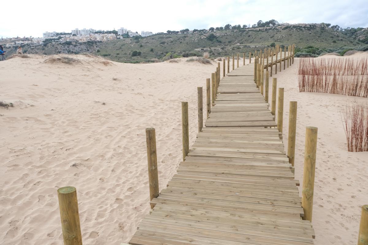 Pasarela elevada en construcción en la playa de Arenales del Sol