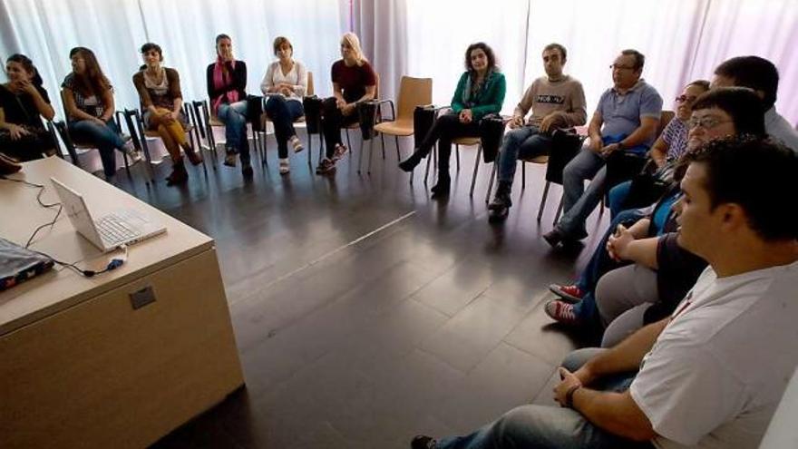 Participantes, ayer, en la reunión con los voluntarios europeos.