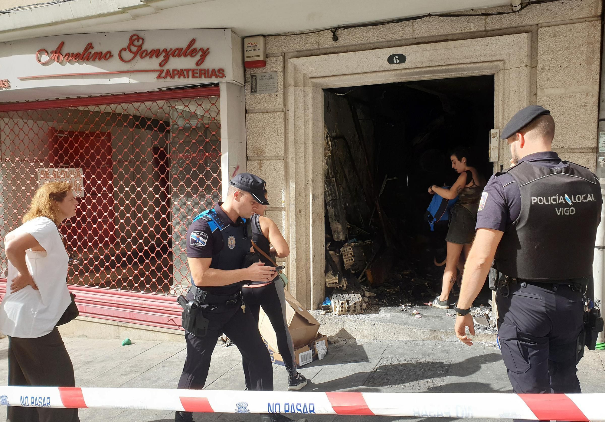 Los vecinos vuelven al edificio incendiado en Vigo a por sus pertenencias