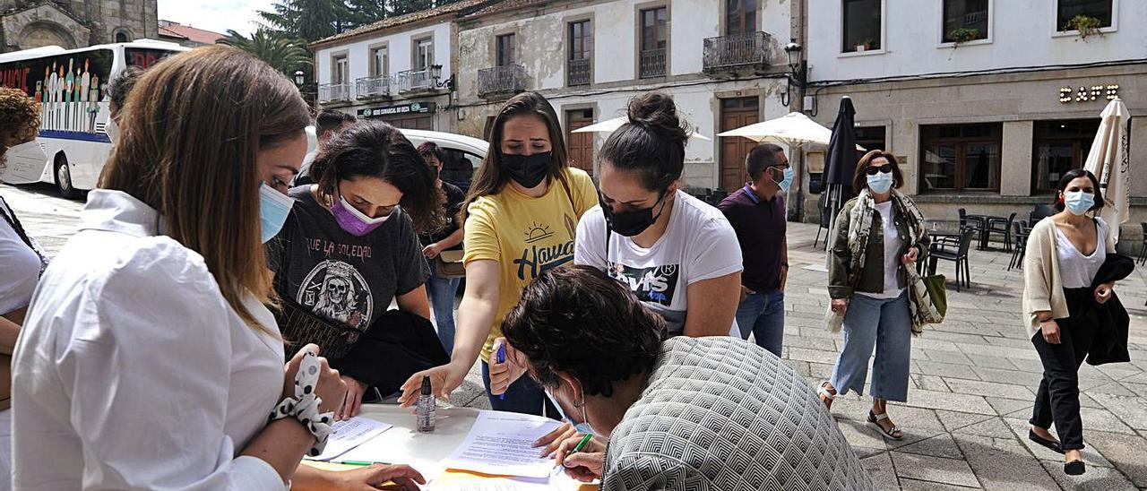 Varias mujeres, firmando contra las nuevas tarifas eléctricas ayer, en Lalín.   | // BERNABÉ/JAVIER LALÍN