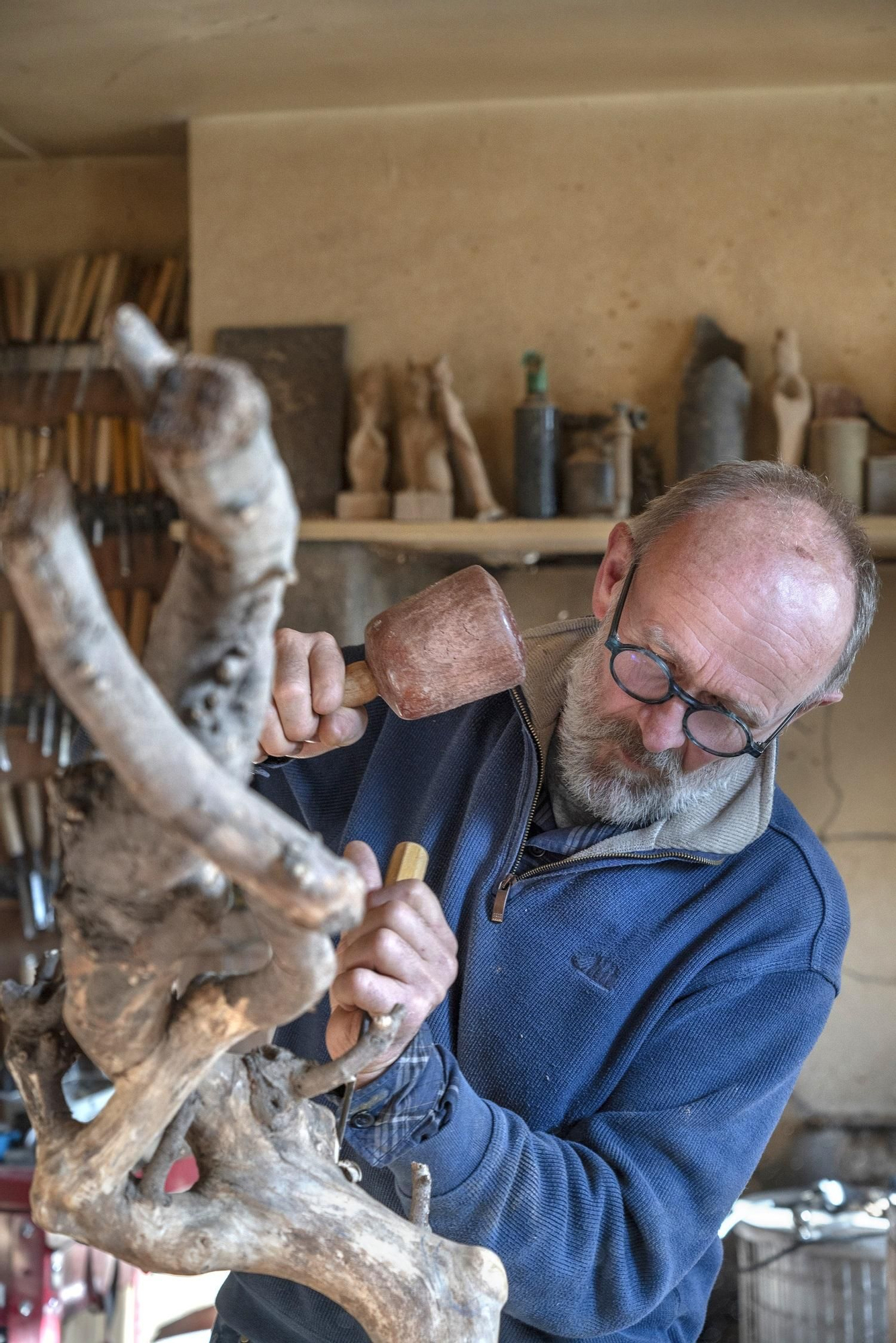 Alain Legros en su taller Sous l’écorce de Lassay-les-Châteaux.
