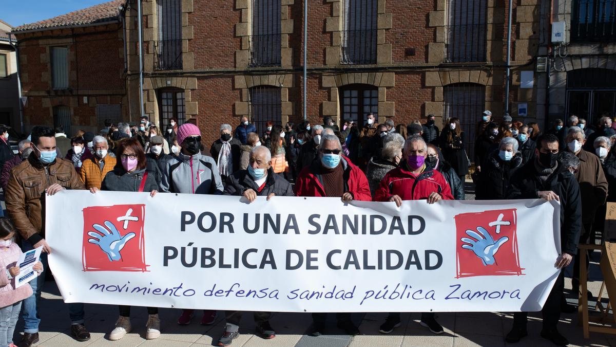 Manifestación por la sanidad en Corrales del Vino.