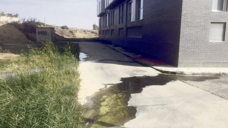 Regueros de agua que se filtran hacia el edificio de viviendas en una imagen de hace unos días.