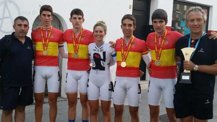 Los ciclistas del equipo cadete de contrarreloj de las Illes Balears, con Julia Martínez entre ellos.