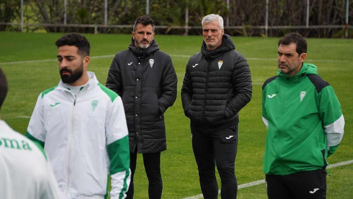 Iván Ania, a la izquierda, junto a César Negredo en un entrenamiento del Córdoba CF.