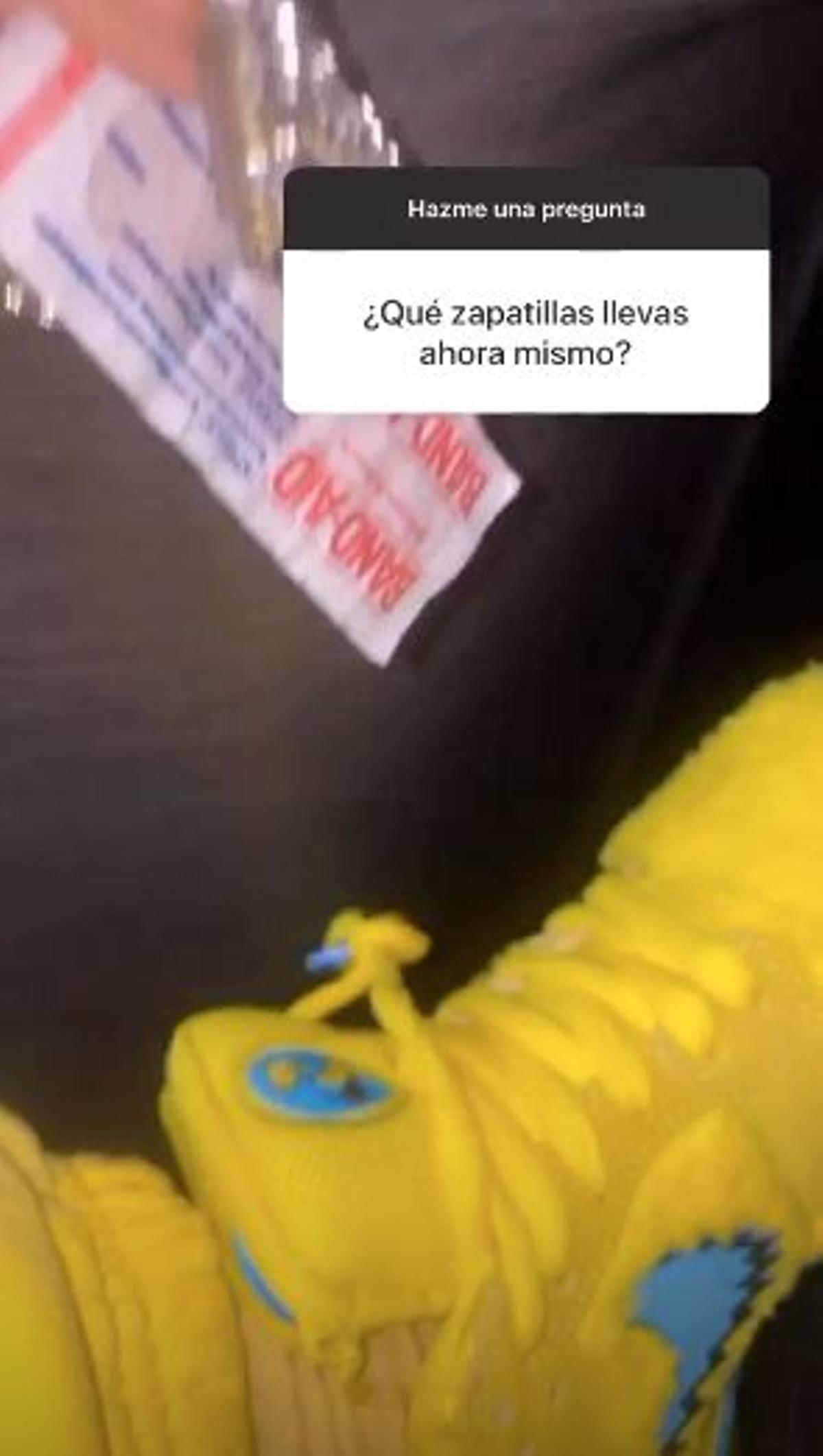 Rosalía enseña las tiritas que lleva guardadas en sus zapatillas