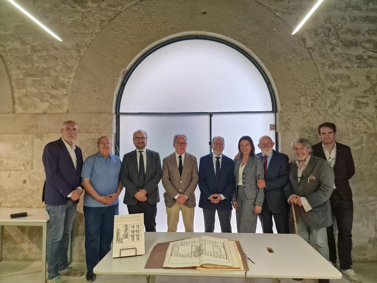 Un momento de la formalización de la cesión de unas láminas pioneras en la arquitectura moderna