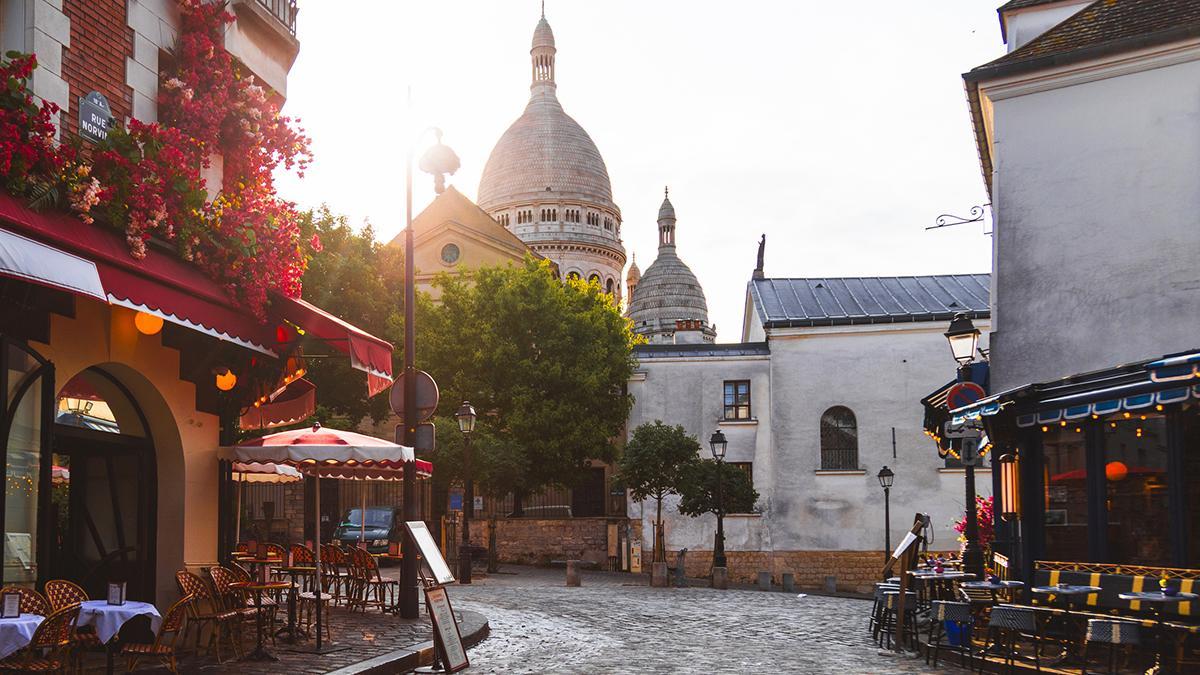 Montmartre conserva el París más cinematográfico, entre cafés, plazas escondidas y la silueta del Sacré-Cœur, tan ligado al universo visual de Amélie como al París de postal.