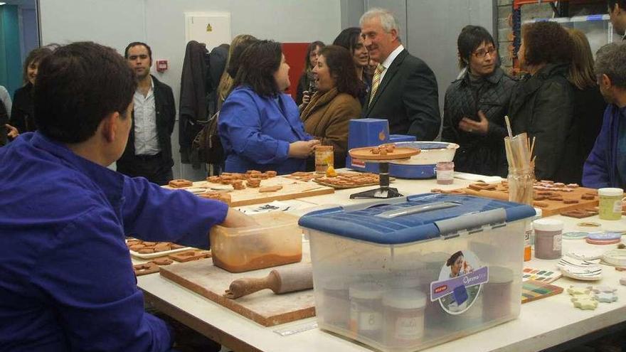 Ciudadanos visitan uno de los talleres ocupacionales de Intras en sus instalaciones de la ciudad.