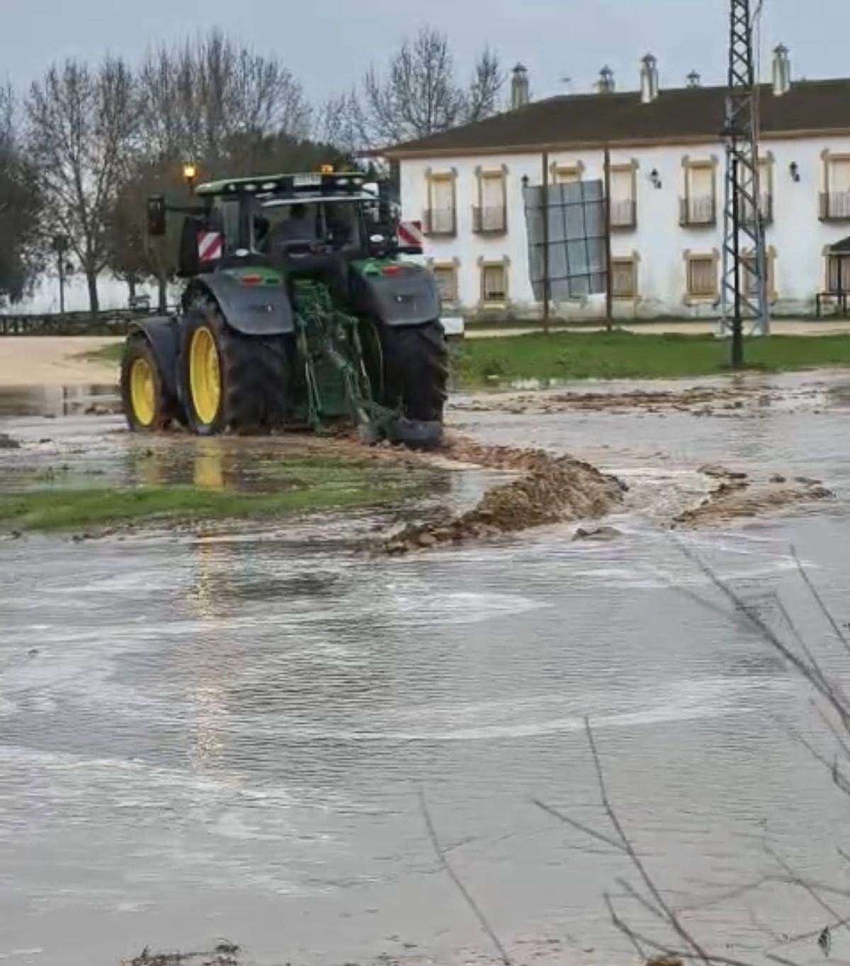 Maquinaria este domingo en El Rocío.