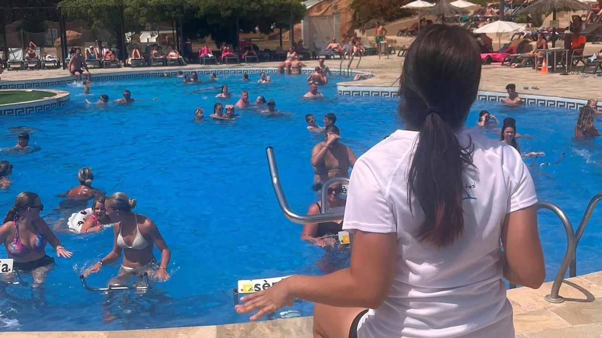 Una activitat en una piscina d'un càmping.