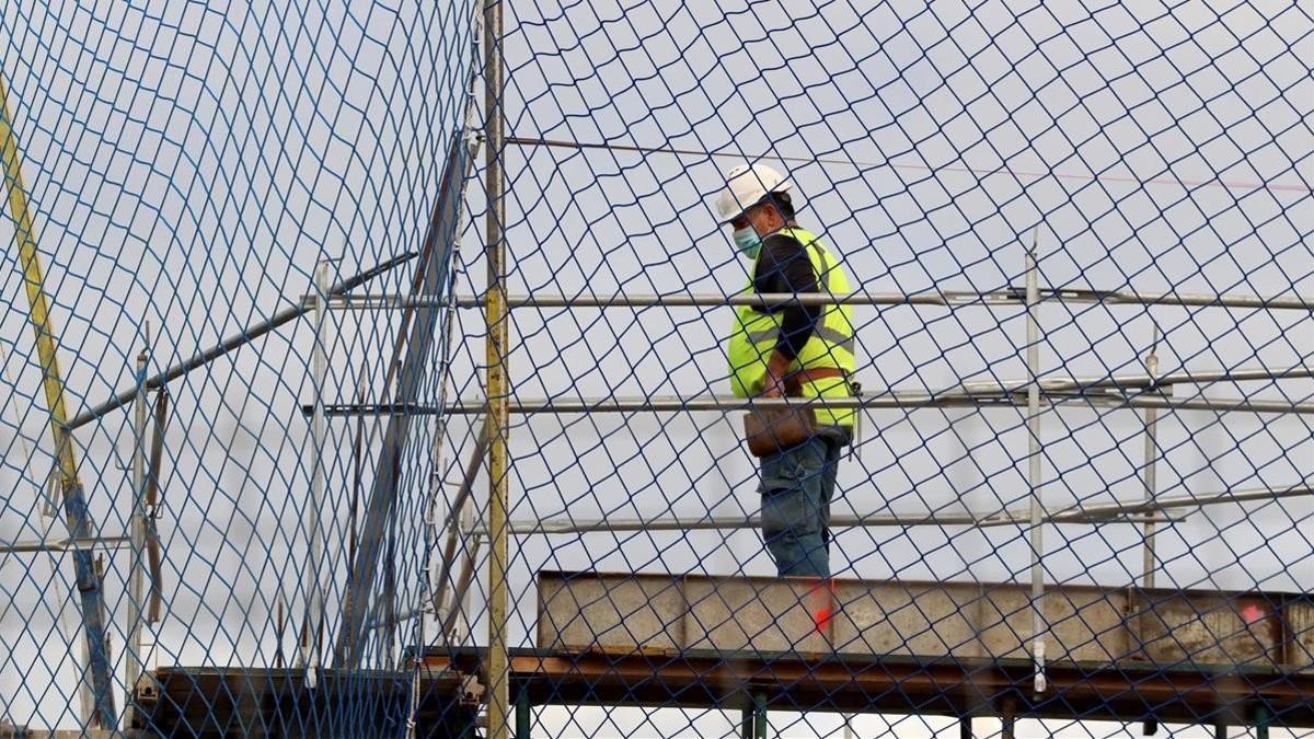 Un trabajador de la construcción, en una obra en Salamanca, el 13 de abril del 2020