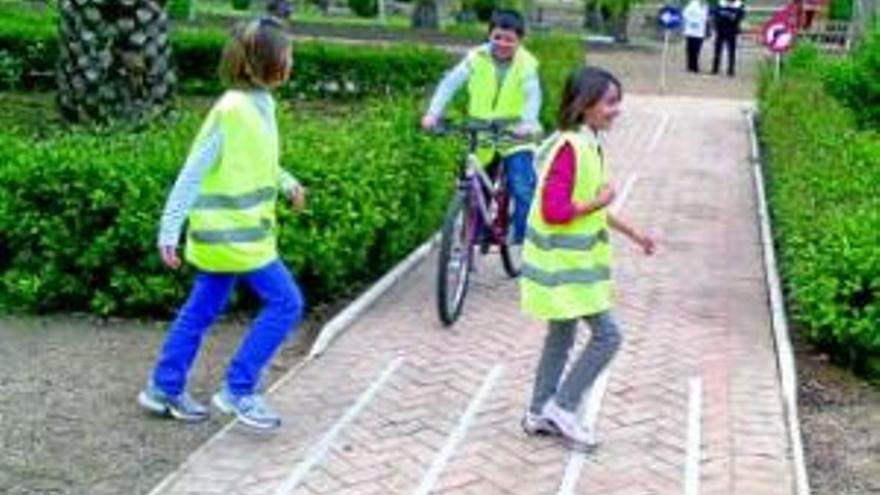 Escolares de Villafranca aprenden las normas de tráfico en un curso
