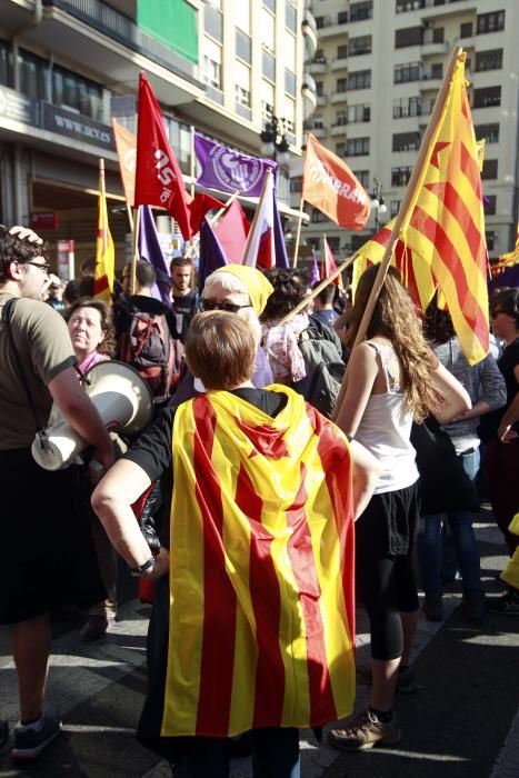 Manifestación en Valencia con motivo del 25 d'Abril