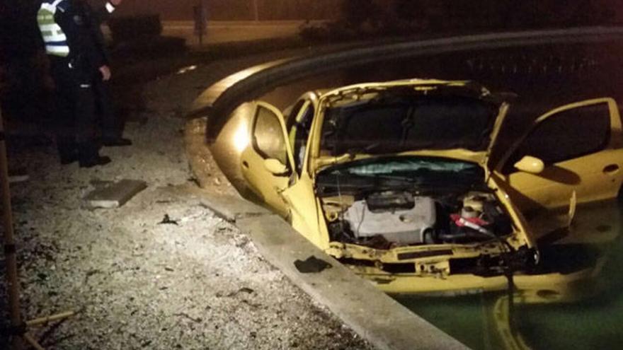 El Renault Megane dentro de la fuente de la rotonda de Vilariño. // FDV