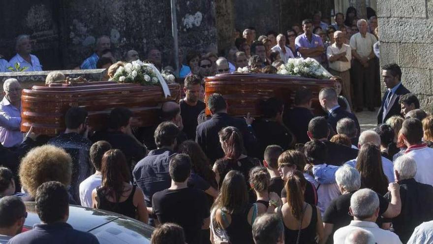 Los dos féretros, antes de entrar en la iglesia de Nespereira, en Pazos.