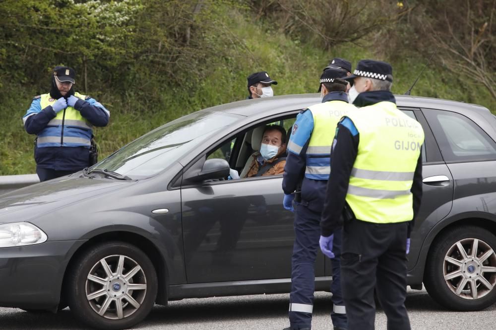 Controles policiales en Gijón para vigilar el cumplimiento del confinamiento