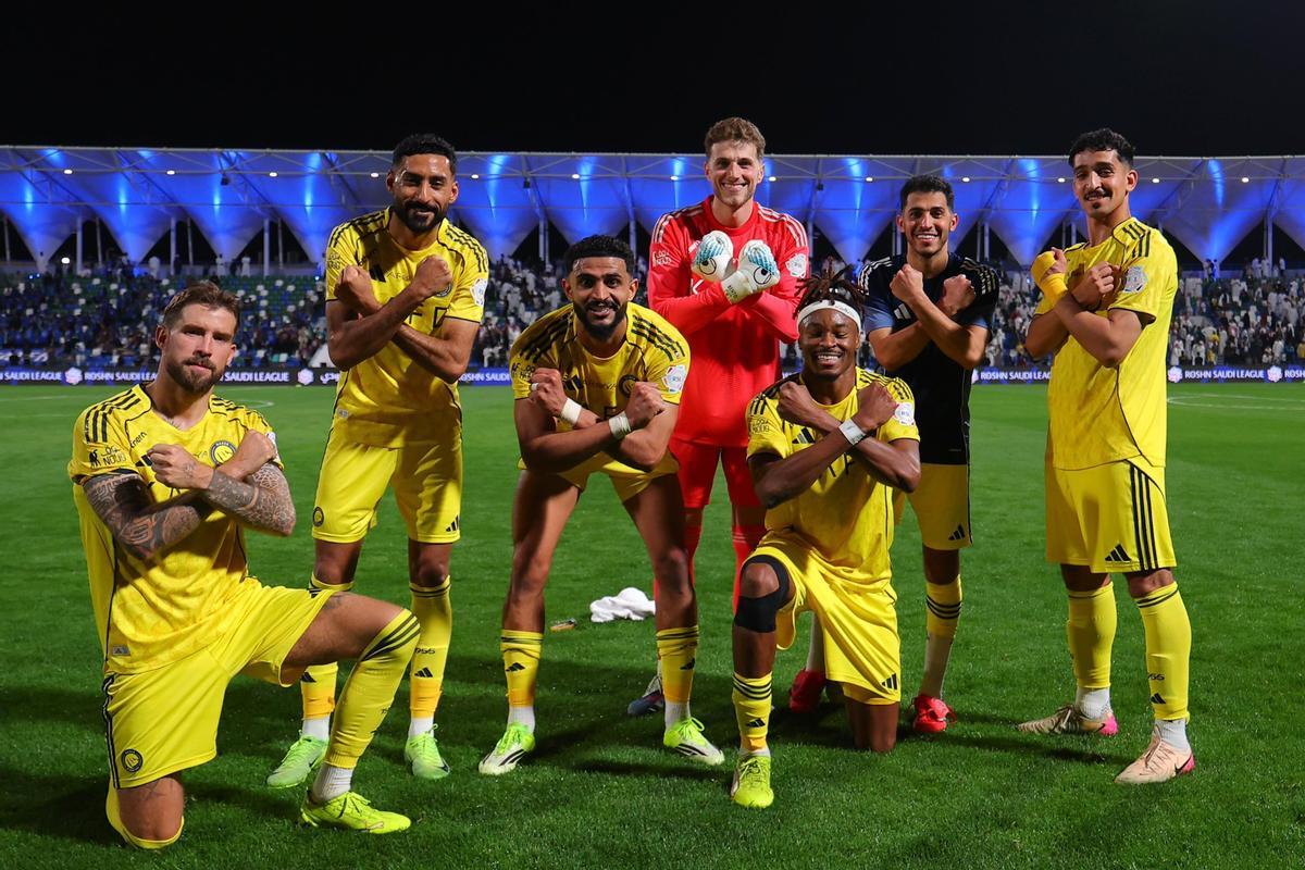 Iñigo Martínez posando con sus compañeros tras la victoria del pasado 14 de febrero frente Al-Fateh.