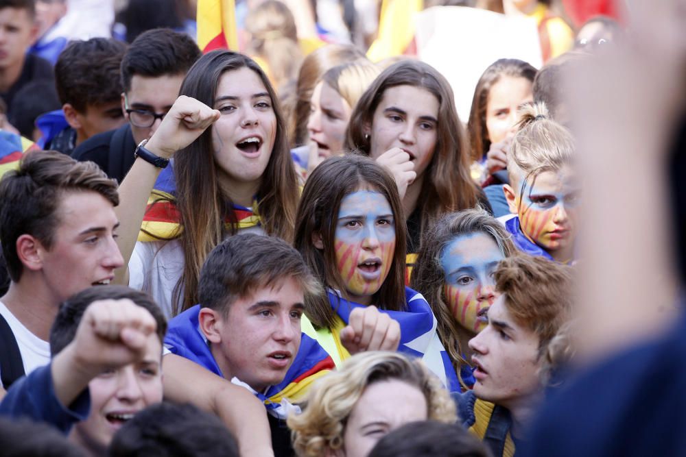 Manifestació d'estudiants universitaris i de secundària al centre de Girona