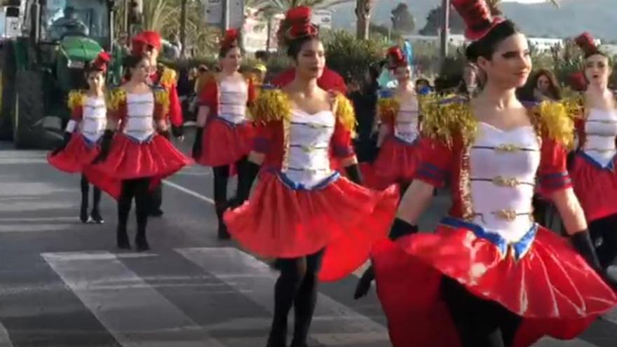 Las calles de Sant Antoni se llenan de color por el carnaval