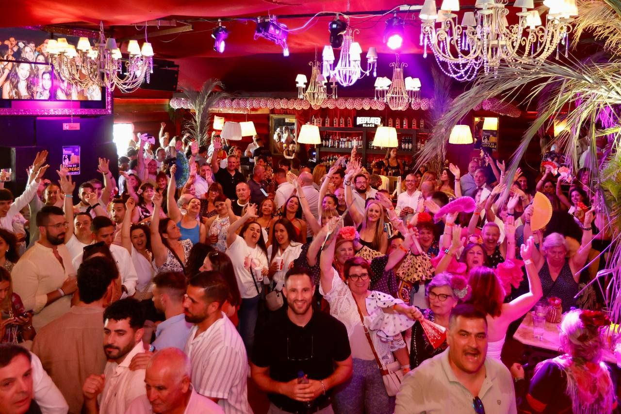 El tardeo se impone en las casetas de la Feria de Córdoba para disfrute de propios y extraños