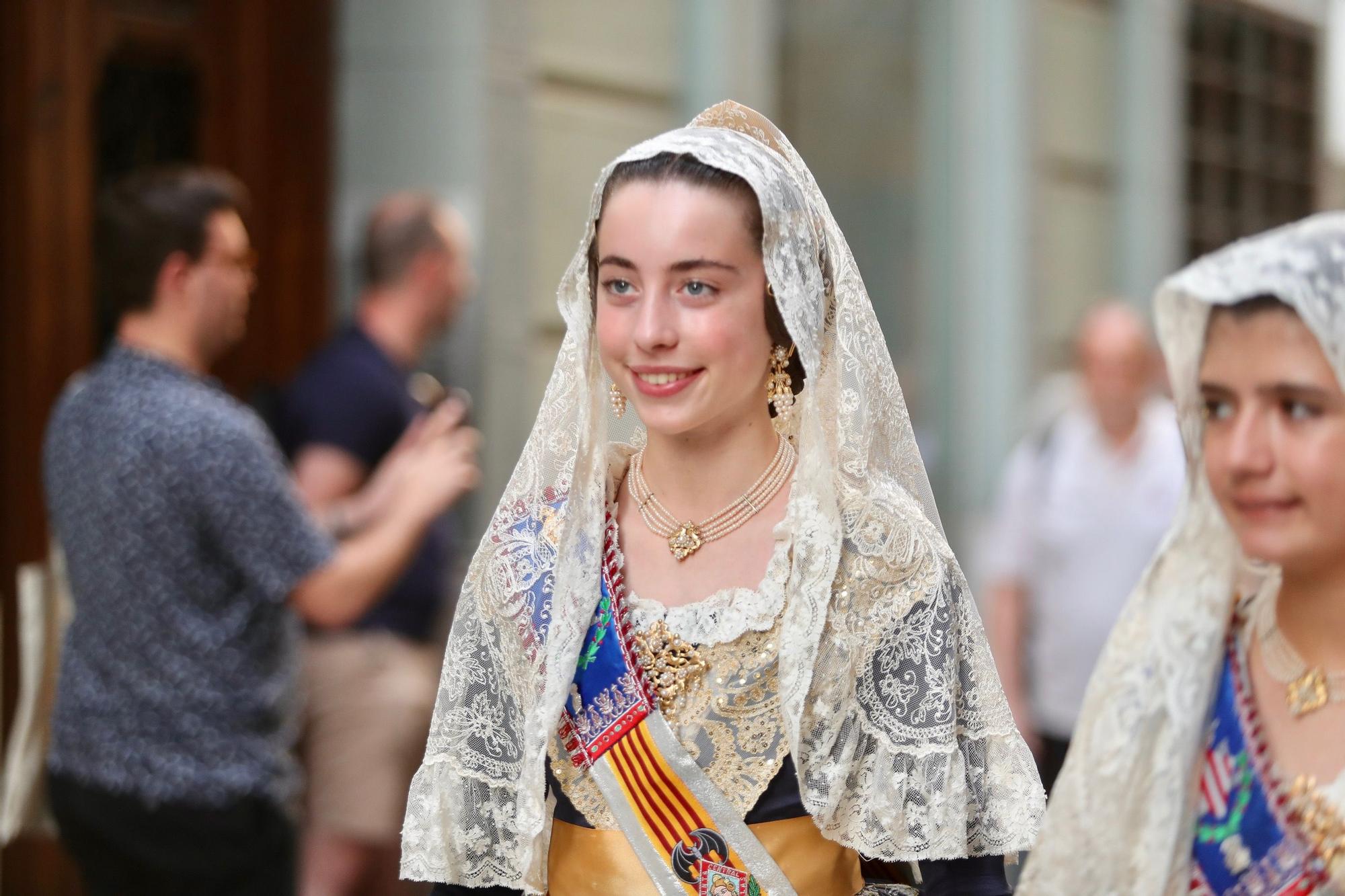 La calle San Vicente acoge la procesión "dels Xiquets" con tres generaciones falleras