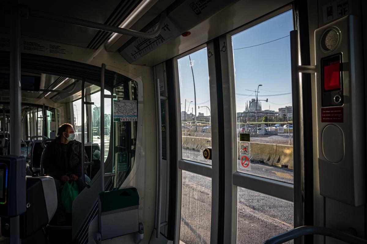 Interior de un tranvía, a su paso por las Glòries.