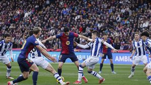 Barcelonas Robert Lewandowski (9) is challenged by Real Sociedads Igor Zubeldia during the Spanish La Liga soccer match between Barcelona and Real Sociedad at the Lluis Companys Olympic Stadium in Barcelona, Spain, Sunday, March 2, 2025. (AP Photo/Joan Monfort)