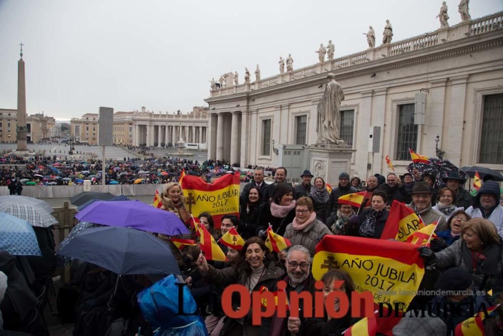 La cofradía de la Vera Cruz entrega el óbolo del J