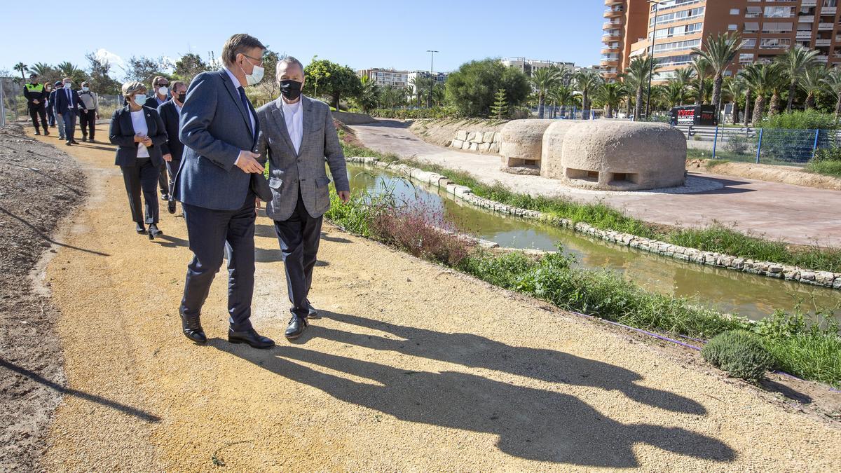 El presidente de la Generalitat con Juan Antonio Gisbert en una visita al Parque del Mar el pasado mes de noviembre